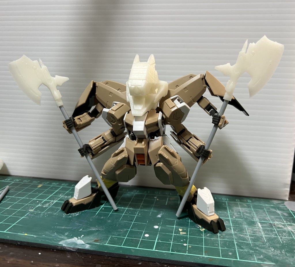 頭部とハルバードを出力し、足・腹を短縮化した体に接続。ハルバードはwaveのプラ棒に接続してバランスを確認している所です。