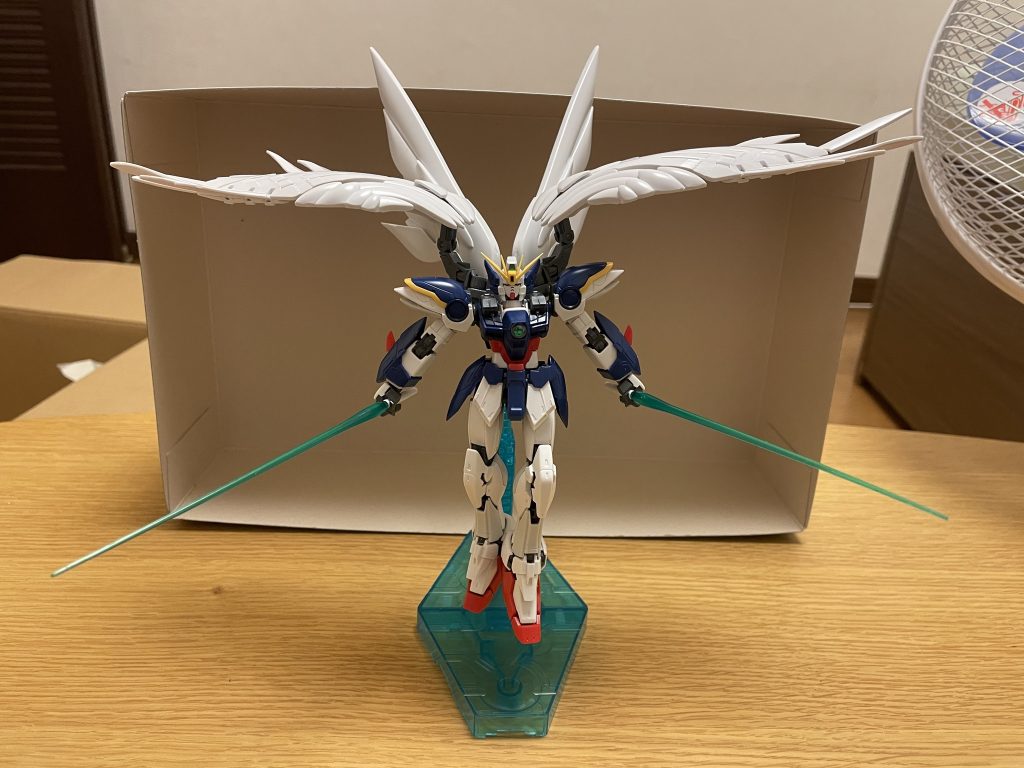 ビームサーベル一般の量産機が装備するビームサーベルと形状に大差ないが、より高出力のビーム刃を形成可能になっており、水中でも一切減衰せず、ナノラミネートアーマーを斬り裂く程の威力を持つ。ビーム刃の色はグリーン。両副翼基部のウイングアーム内に格納している。