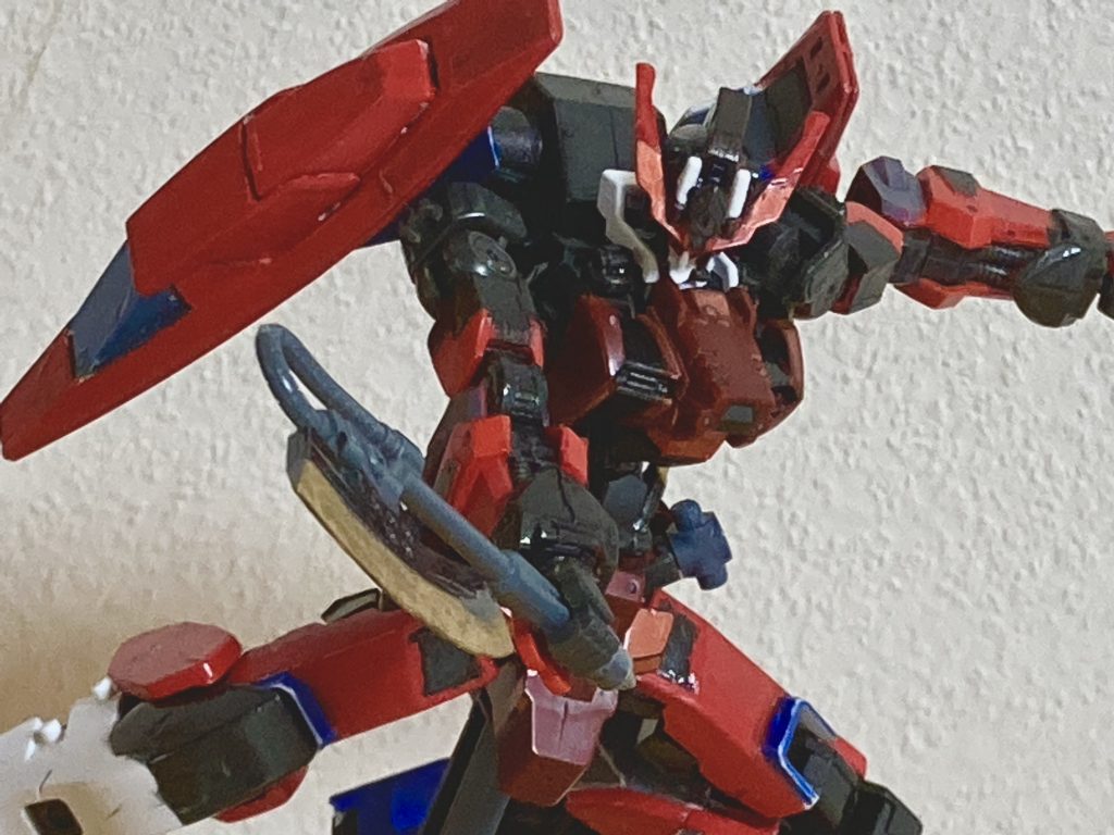 とは言ったものの、このガンダムを所有しているロノウェ家当主、アグリス・ロノウェの指示により最低限の武装、装甲が取り払われている。そのためフレームは露出し武装もヒートアックスのみである。