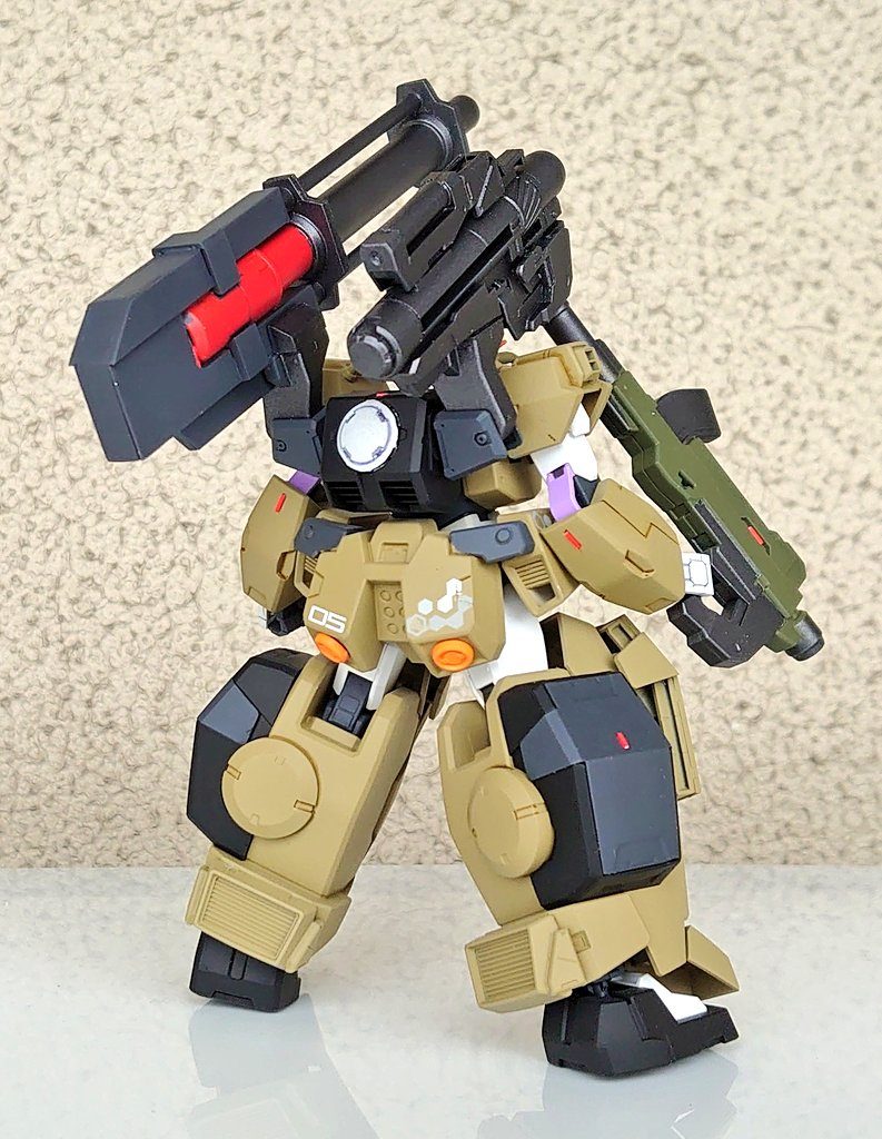 背面。設定にはないオリジナル要素があります。