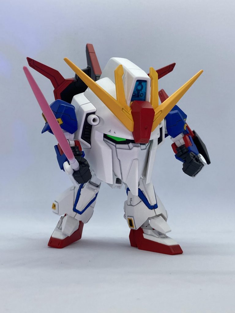 ビームサーベルで斬りかかるポーズもおてのもの