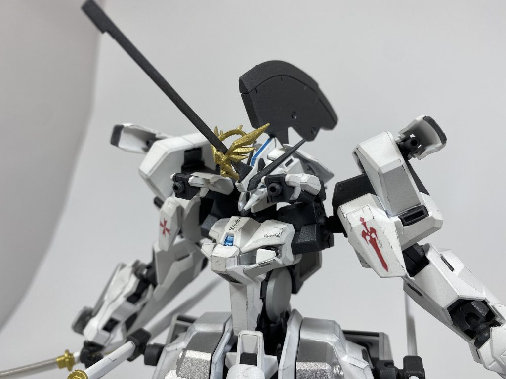 [インターセプション・レーザー]胴体上部と両肩に装備された迎撃用の小口径レーザー砲。迎撃用ではあるものの、近接戦闘時の牽制にも十分に使用可能な威力は持っている。