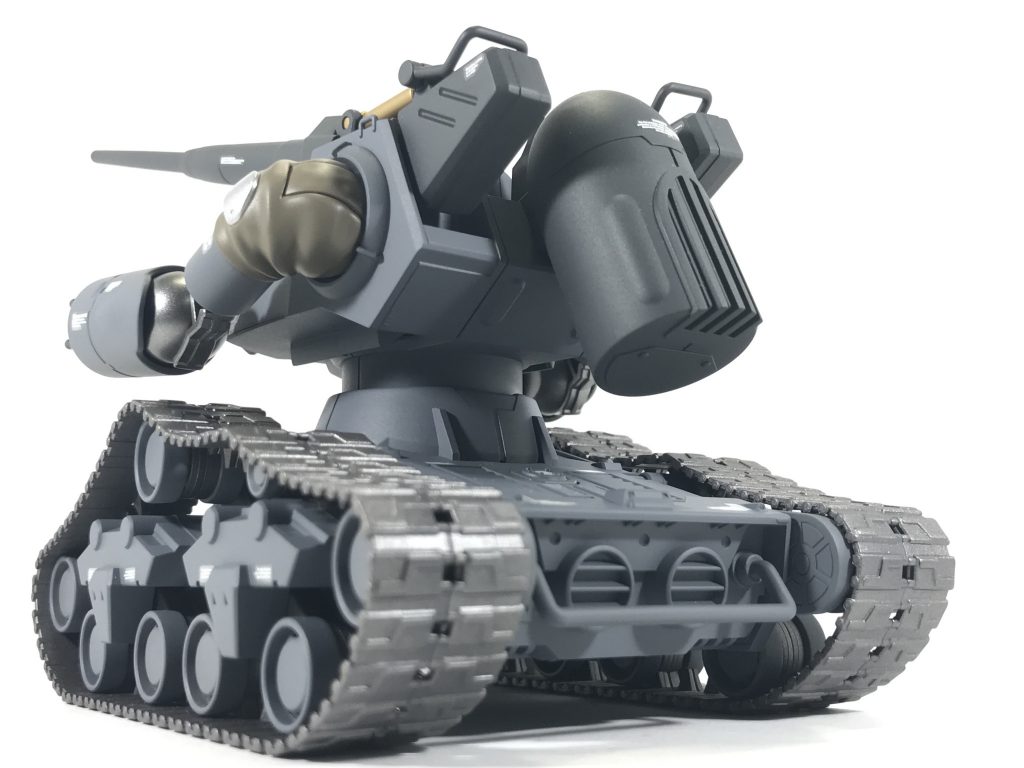 後姿も良いですね!車両とロボットが合わさったアンビバレンスな形が良いです。現代でも存在しそうな機体です。