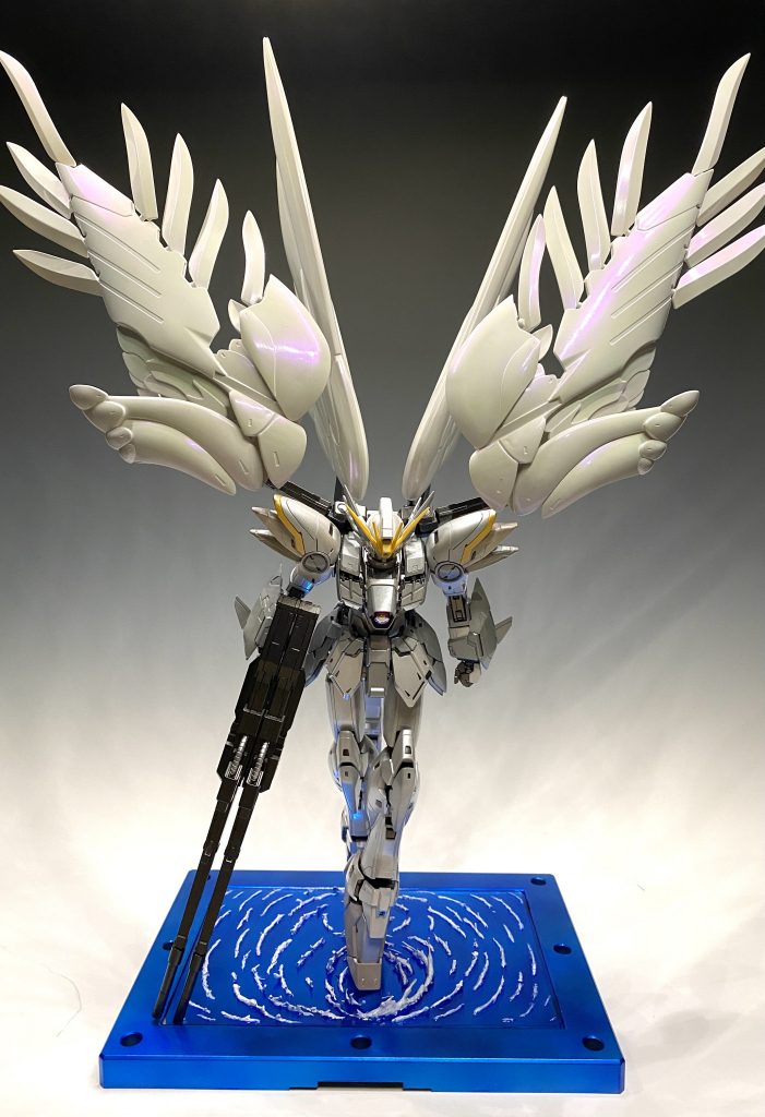 静止画ではなかなか難しいのですが、本体はムーンストーンパール、羽根はアメイジストパープルをトップコートとしたことで、光の乱反射による幻想的に💁‍♀️