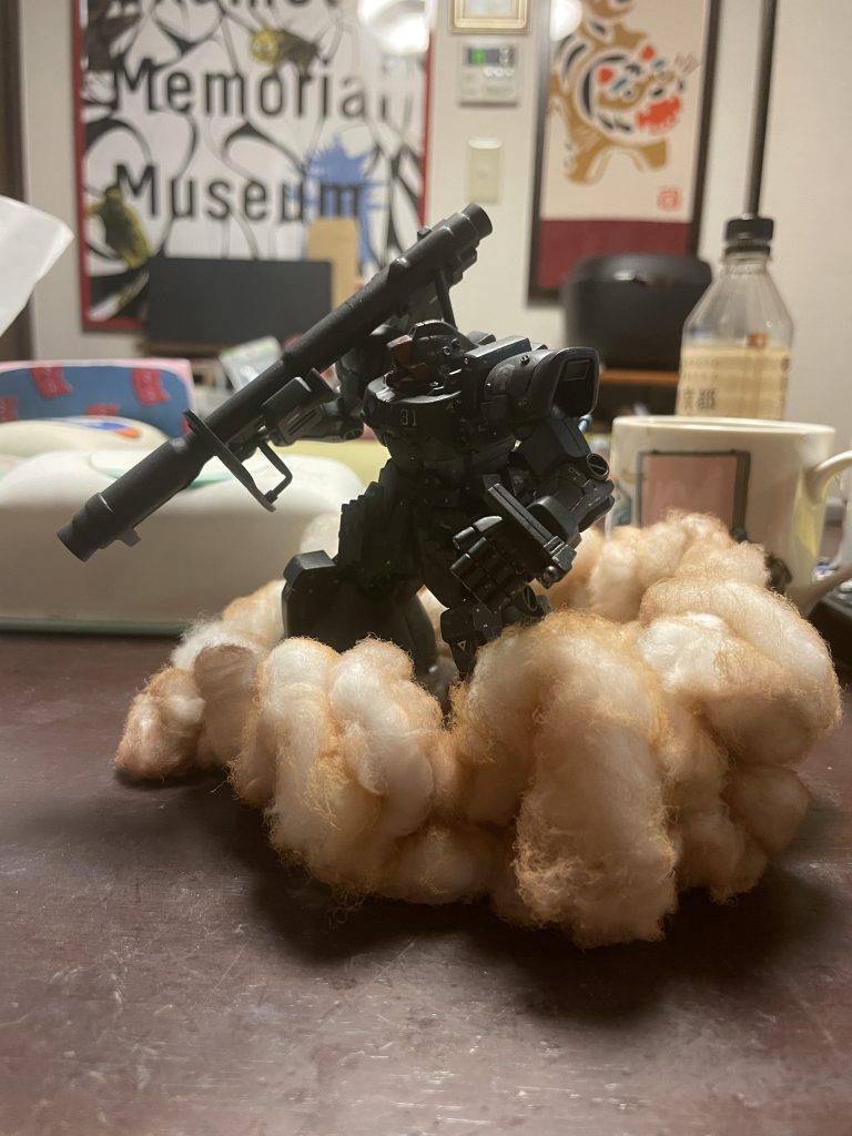 ドムの土煙の製作途中の画像。ホバー起動直後の雰囲気を出すのに表情付けにはずいぶん手をかけました。