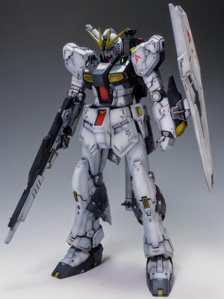 ウェザリング及びダメージ加工前の状態です。頭部をEGニューガンダムに変更、首を短縮して黒立ち上げで塗装しました。