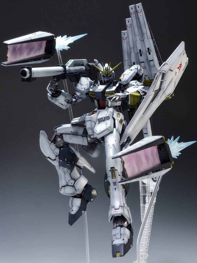 ファンネルのビームエフェクトは、イタミテックさんの動画を拝見して制作しました。プラ板の切り出しが上手くいかずガタガタになりましたが雰囲気は出たと思います。