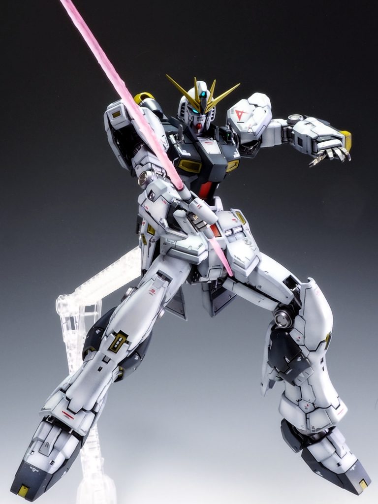 付属のサーベルに木工用ボンドを塗ってから表面を荒らしビームらしく見えるようにしました。汚し前提で作りましたが、かなり葛藤してからダメージ加工に移りました。