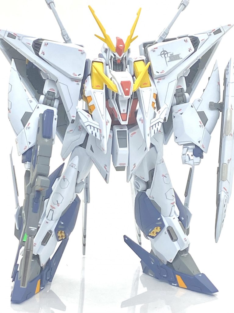 合わせ目がありますが肩やビームライフルの青い部分やタガネでモールド処理、ビームライフルや背面スタビライザーは普通に接着して消しました。ビームライフルは合わせ目消すのが難しい上に青い部分を挟み込みしないといけないのでモールドの処理した方が楽だと思います。後、肩とシールドにマフティーのエンブレムは絶対に貼りたかったのでその為にもう一セット分のデカールを開封しました(一セットにエンブレムのデカールは白とグレーがそれぞれ一枚しか付いてないです)。エンブレムの横に文字がありますとかなりカトキ風に見えるので、ジャンクのデカールから適当に見繕いました。