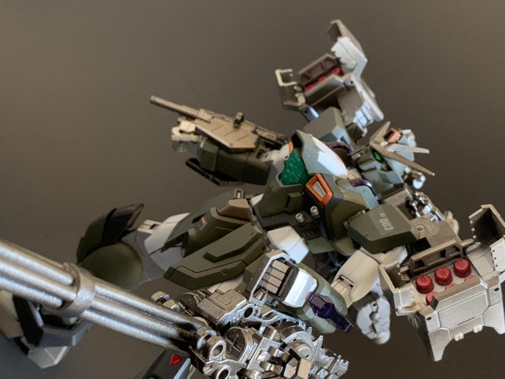 肩部はダクト？の部分は使わず、MSGのミサイルポッドを装備。ショルダーバルカンだったものは前方に向けられるので、よりレオパルドっぽさが出たかなと個人的には思ってます。