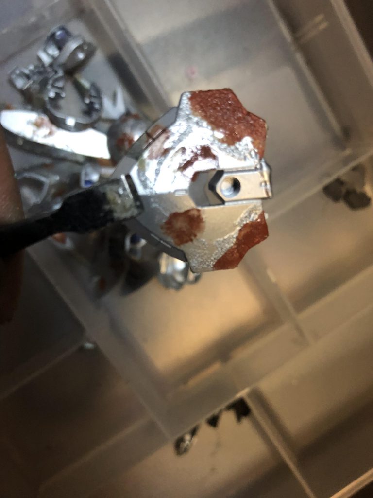 錆を塗ってからマスキングゾルを塗りその上から再塗装することでサビが下から出てきたように表現…出来ていたらいいなぁーサビが剥がれやすいので注意