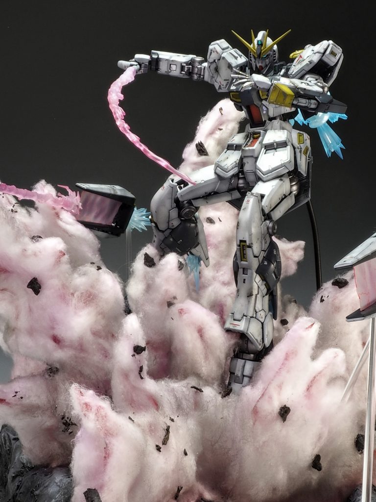 アクシズ爆破時点では武装を使い果たし殴り合い宇宙になっていたはずですが無手だと写真映えしない気がしたのでサーベルとファンネルは残しました。