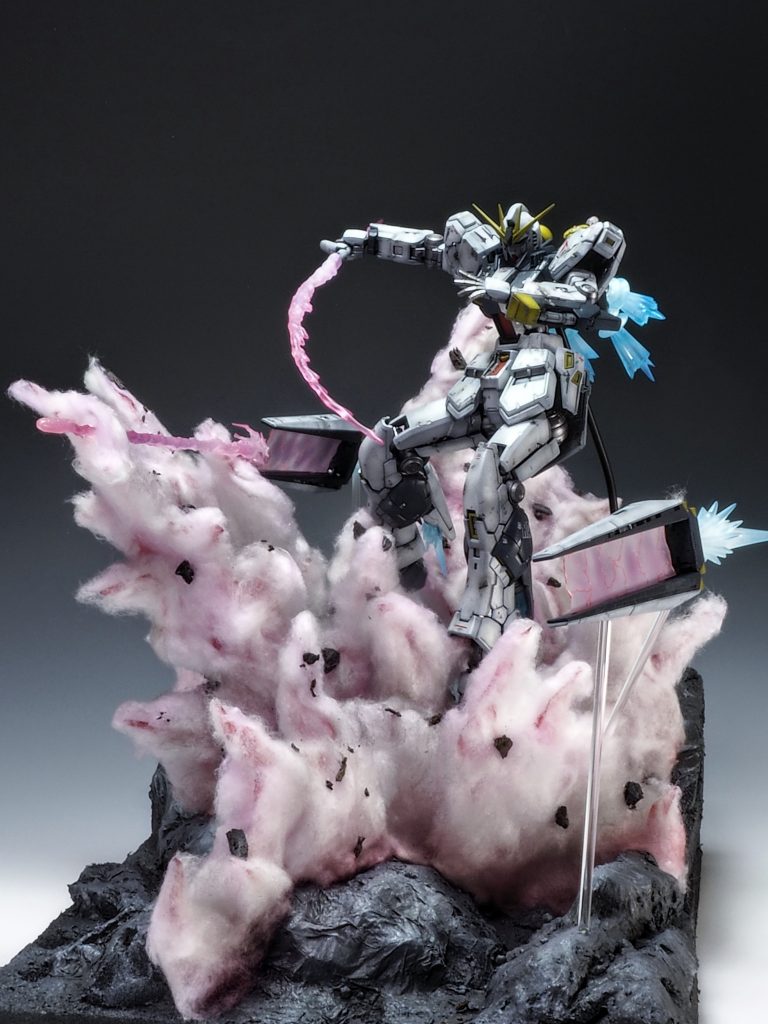 バーニア及びサーベルのエフェクトはMSエフェクトセットを使いました。サーベルは100/1を使いお湯で熱して曲げました。手前のファンネルはエフェクトパーツに接続軸を作り固定するつもりでしたが軸が緩みプラ棒で支える使用になってしまいました。