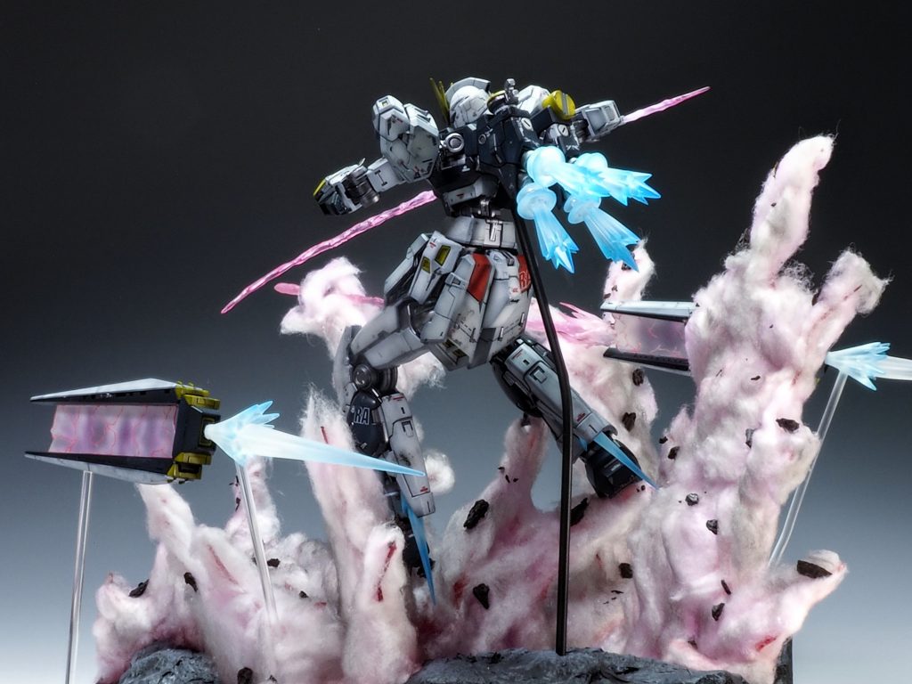 ガンダムは塗装した真鍮線で固定しましたがコレは見えないように工夫した方が良かったですね。