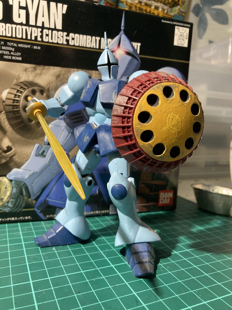 実家でサルベージした直後の姿。汚しにも果敢にチャレンジした痕跡が見られます。写真で見るとこれはこれで頑張って作ったんだなという優しい気持ちになれるし、若かりしあの頃の記憶が蘇ります。ちなみに盾のジオンマークはMGのサイサリスから持ってきた記憶がありますが、サイサリスは処分してしまっていました。まさか20年以上経過してガンプラ熱が再燃するなんて夢にも思いませんでしたよ。