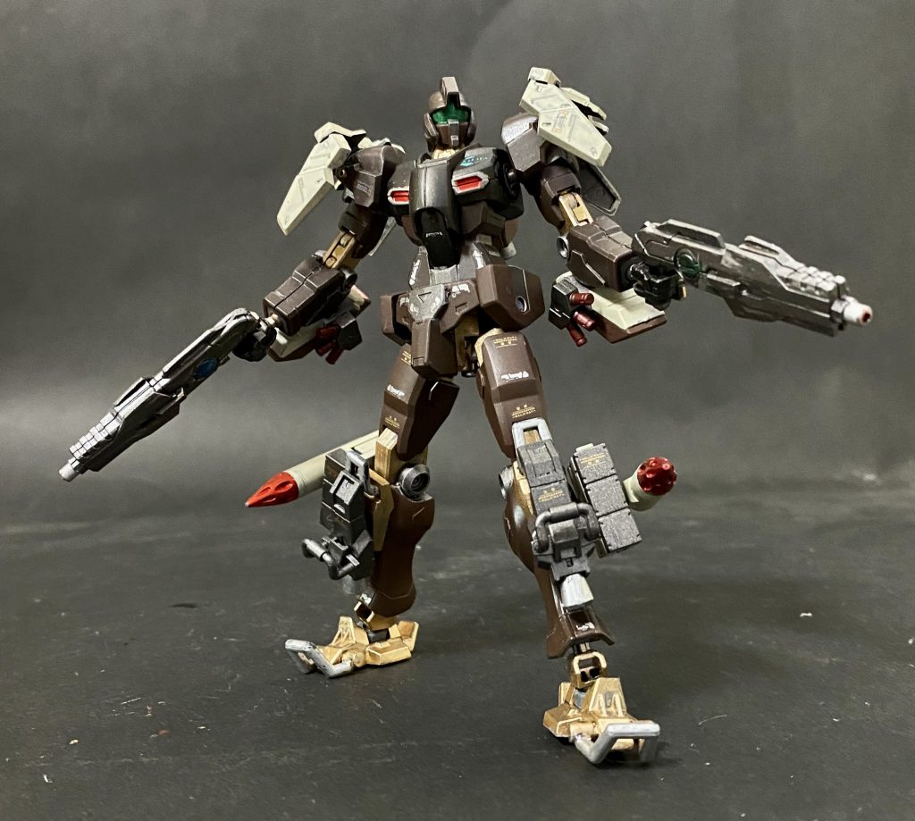 軽装タイプライフル二丁、ミサイルランチャー、大型ミサイル、スモーク、肩アーマー装備の動きやすい状態。