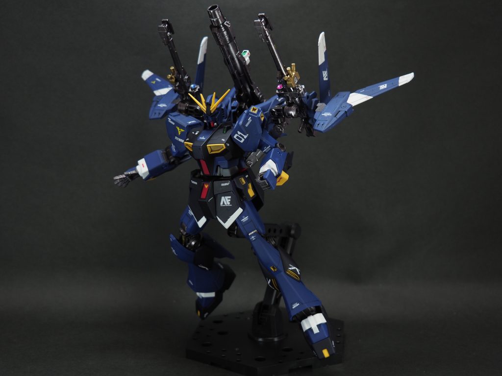 「レイブン・ユニット」ティターンズの新しいフラッグシップガンダム、RX-93T νガンダム用のオプション装備。同時期にアナハイム・エレクトロニクスで開発中だったシナンジュと同型の推力偏向ウイングスラスター・ユニットとAMBAC肢としても機能するウイングバインダーとフレキシブルアームからなるハイフライヤー・ユニットで構成されており、抜群の加速性能と運動性でレイブン(ワタリガラス)の名前通りに優れた空間機動性能を発揮する。