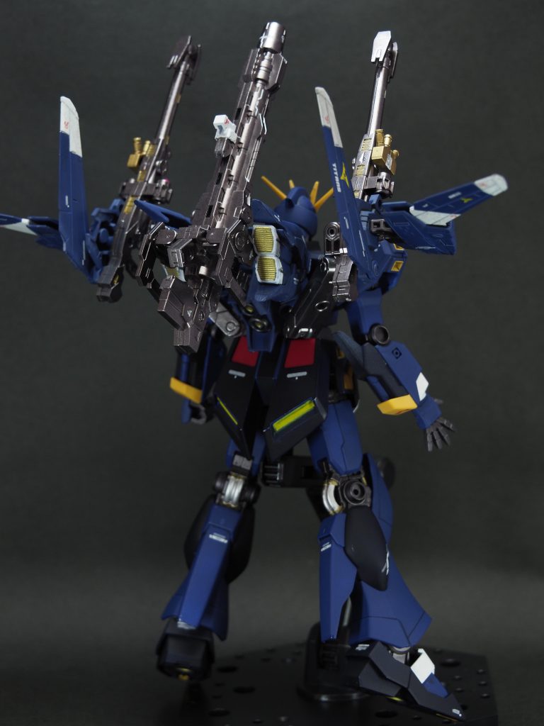 (妄想)設定はガバガバなので雰囲気位で…シナンジュや30mm、ビルダーパーツを使ってヒュッケバイン30thっぽいシルエットになるようにしています。右腕もビームサーベルにしてシンメトリーにしました。塗装も一部塗り直してヒュッケバインに寄せてます。