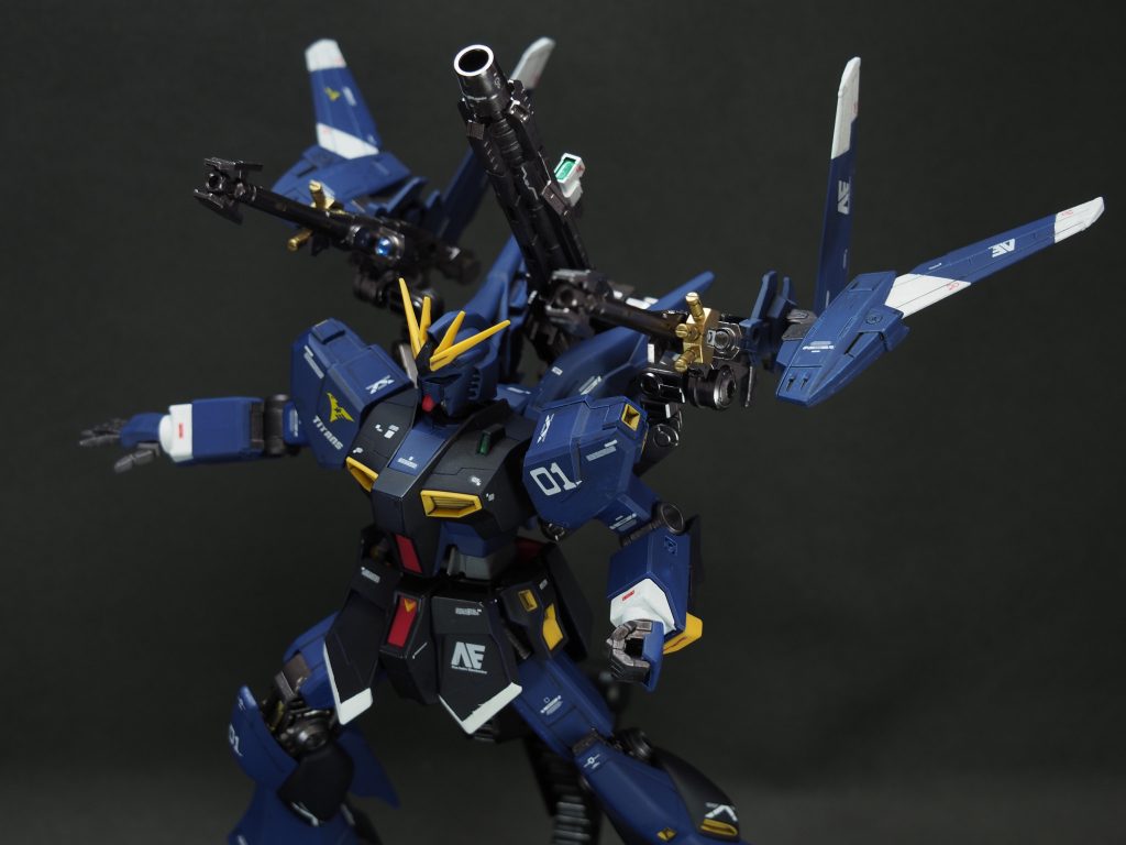 高出力ビームライフル「フギン/ムニン」ハイフライヤー・ユニットと接続される２丁のロングバレルビームライフル。命中精度と速射性に優れる。