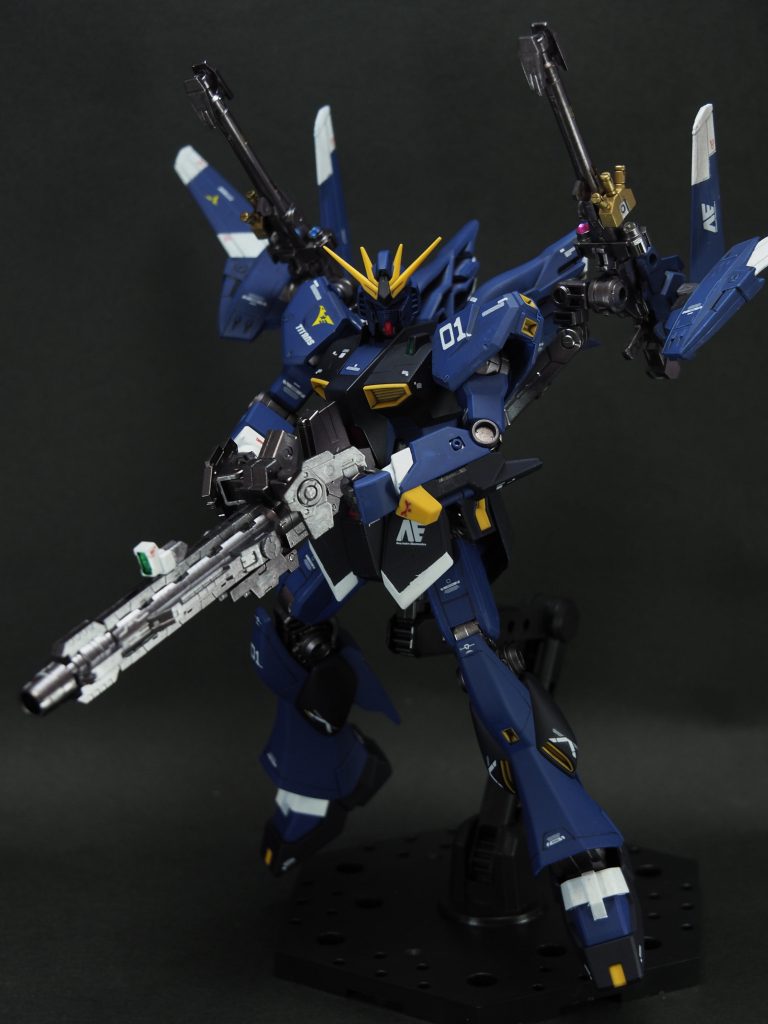 大口径ビームキャノン「ヒュッケバイン」凶鳥の名を冠する大型ビーム兵器。ビーム収束率が調整出来、艦隊・拠点攻撃に向く収束モードと面制圧に優れる拡散モードを撃ち分け可能。