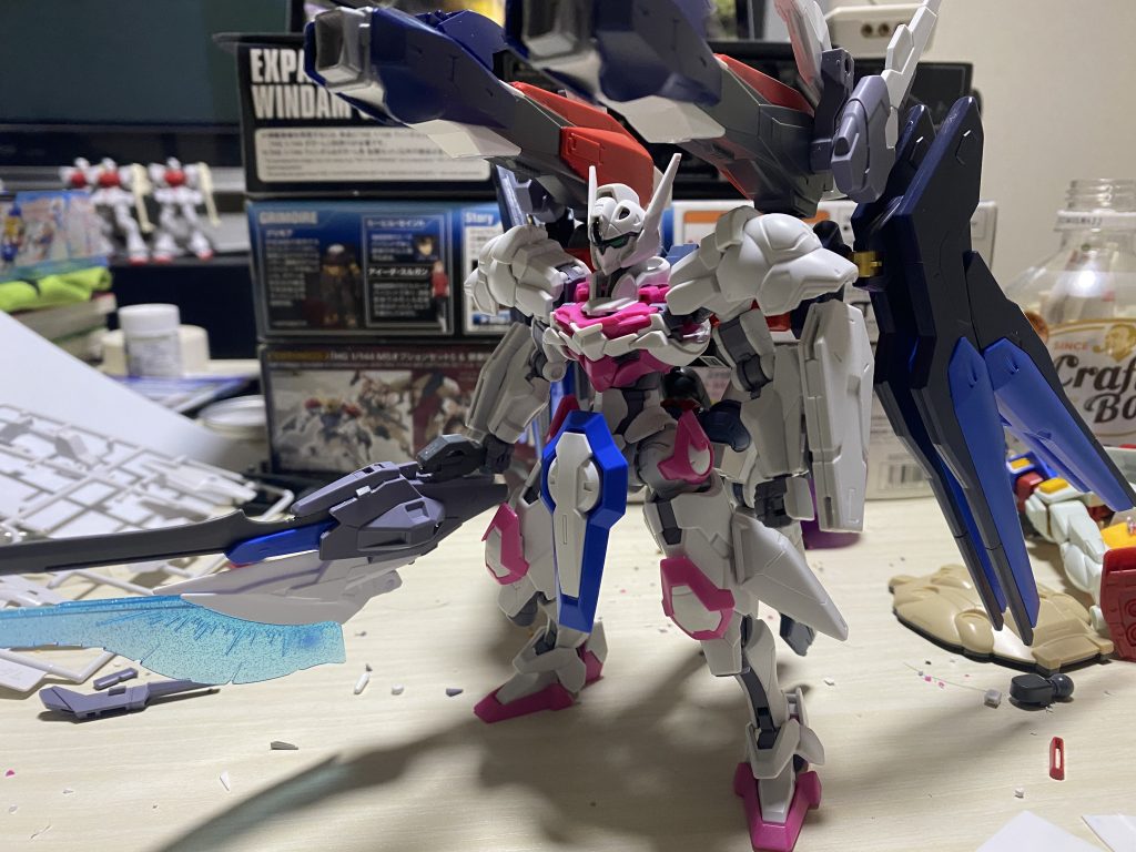 両肩の張り出しはバルバトスふんどしはエクシアのGNソードスカートはマックナイフ太腿の張り出しはユーラヴェン