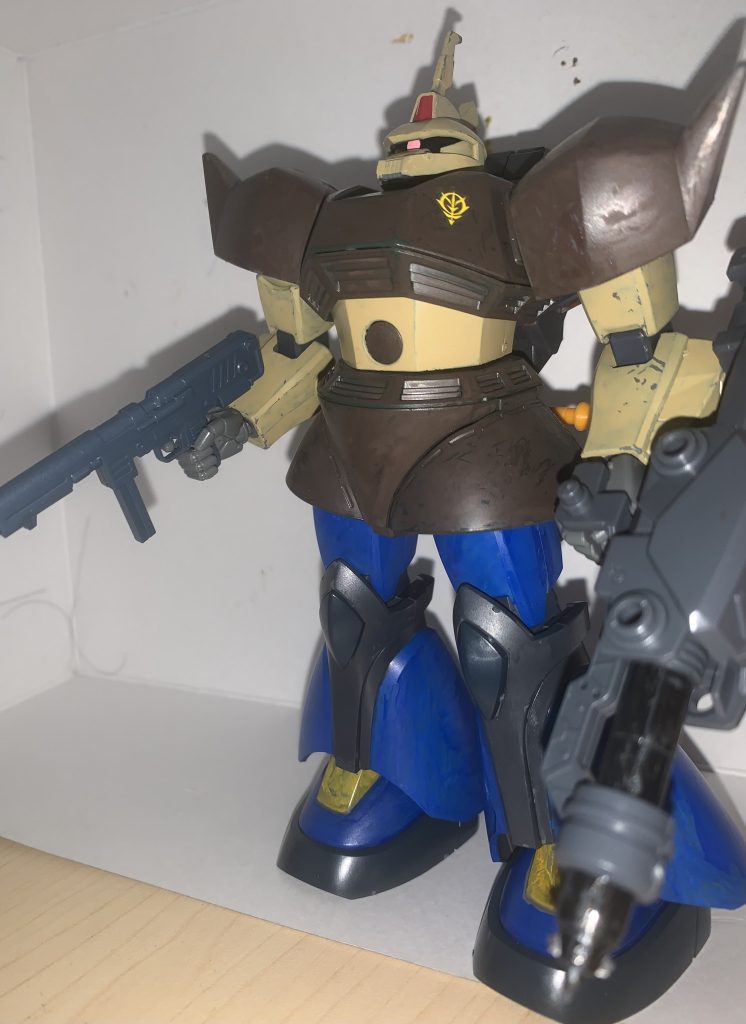 同じくパイルとマシンガン装備状態になります。やはりパイルを指で保持してるからはみ出ます。