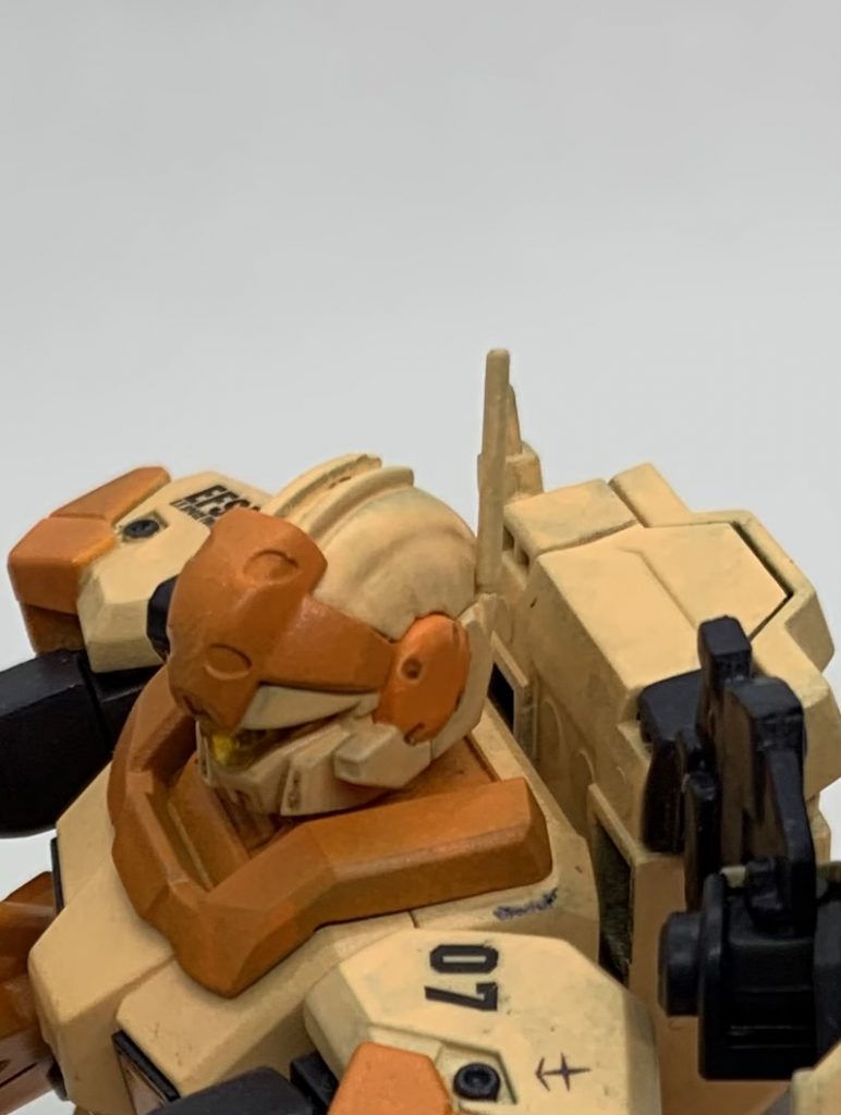 頭部をプラ棒でディティールアップしてます