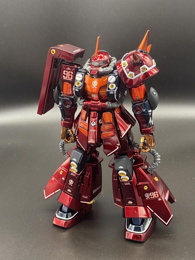 ザク単体でも綺麗に見えるように仕上げました。クリアレッドが少しデカールに染み出してしまったのは残念ですが次回塗装に活かしたいと思います。