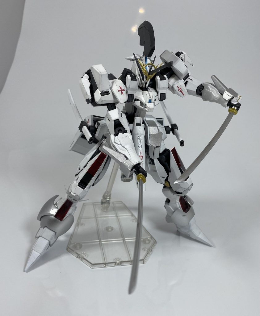 [スパイド二刀流]まるいるかの性格から、基本的には右手にスパイドを左手にベイルを持って戦うことが多いが、サブアームごとベイルをパージして二刀流で戦うこともある。扱いにくくはあるものの、防御を捨て攻撃に特化した際の突破力は凄まじいものがある。