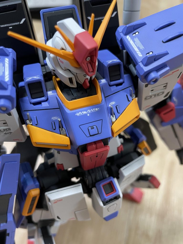 胸部パーツはスジボリ、プラ板等でディテールアップ。台形スジボリ部分にパーツを接着しハッチっぽくしてみました。