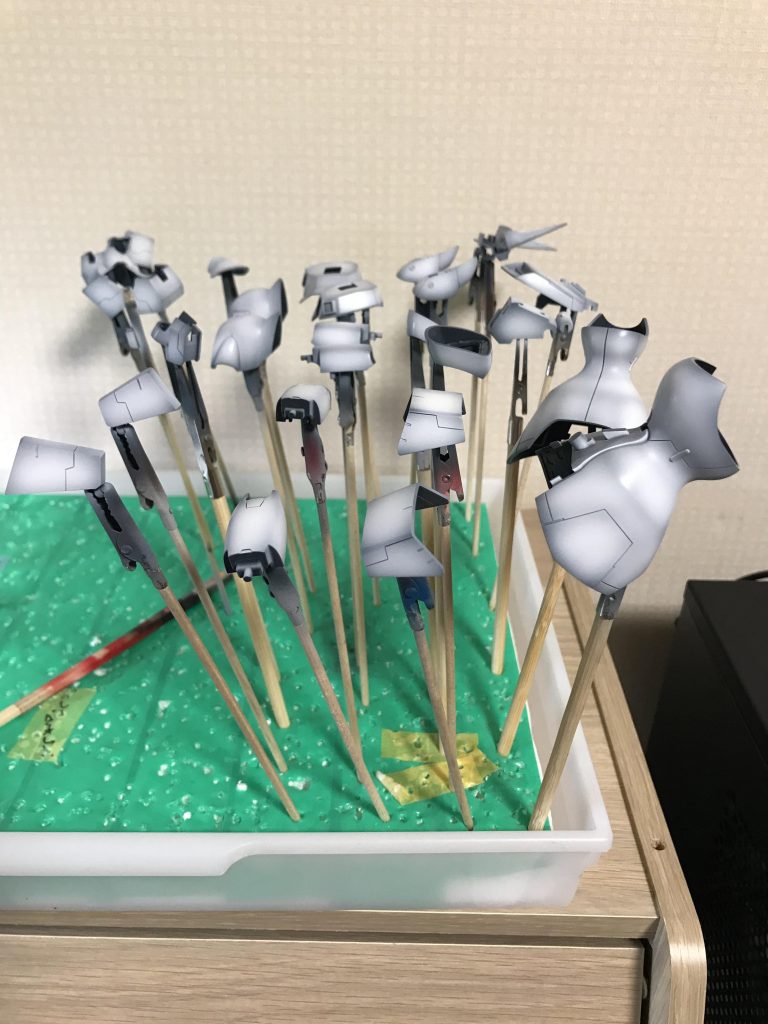 本体色はミッドナイトブルーを下地にハイライトを入れて、クレオスの色の源シアンとイエローを調合。6:5くらいでターコイズブルーとエメラルドグリーンの間のイメージです。金は艶黒にクレオスのブルーゴールド、ゴールドの中で一番好きな色です。