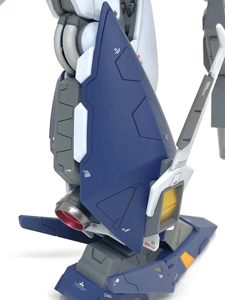 写真のウイングは可動するのですがクリアランスが殆ど無いので削っておかないと塗装される方は絶対に当たって剥げてしまうから必ずやった方がいいです。スラスター部は白でなくニュートラルグレーにしたらメカらしくて良くなりました。