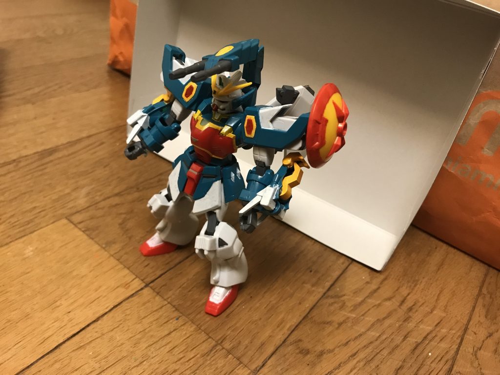 二連装ビームキャノン龍の尾のようなフレキシブルアームが背部に設置されており、それを前方に向けて発射する。