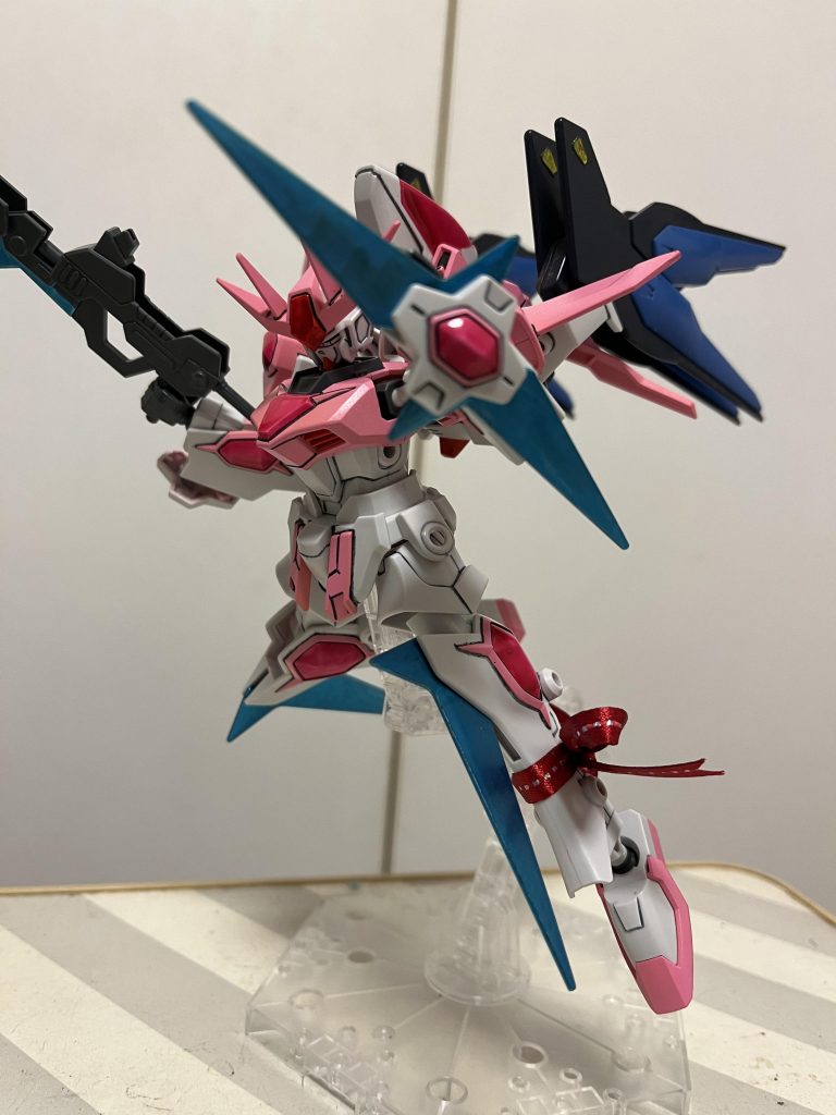 ストフリの羽の可動はアレですが、リアル体型も勿論OK。…羽の可動を活かすために、コアファイターの翼の垂直になってる部分を折ろうと思いました。はい、締切3分前!終わりです。それじゃあ。。