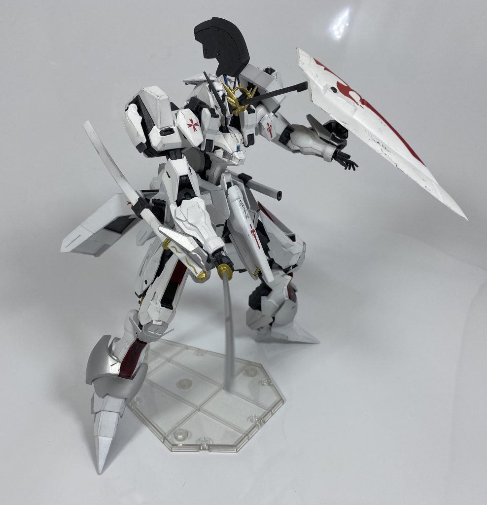 [硬質実体刀　スパイド]シルフレアの腰の両側に一振りずつ、合わせて二振り装備されている実体刀。極めて高い切断力を持っており、本機の高い近接能力を十全に活かして運用されるこの武装は、脅威そのものとなる。