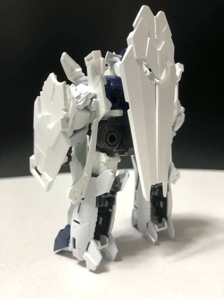 後ろ姿です。限られたパーツで頑張りました。ユニコーンガンダムが固定モデルなので、この小型ロボも非可動です。
