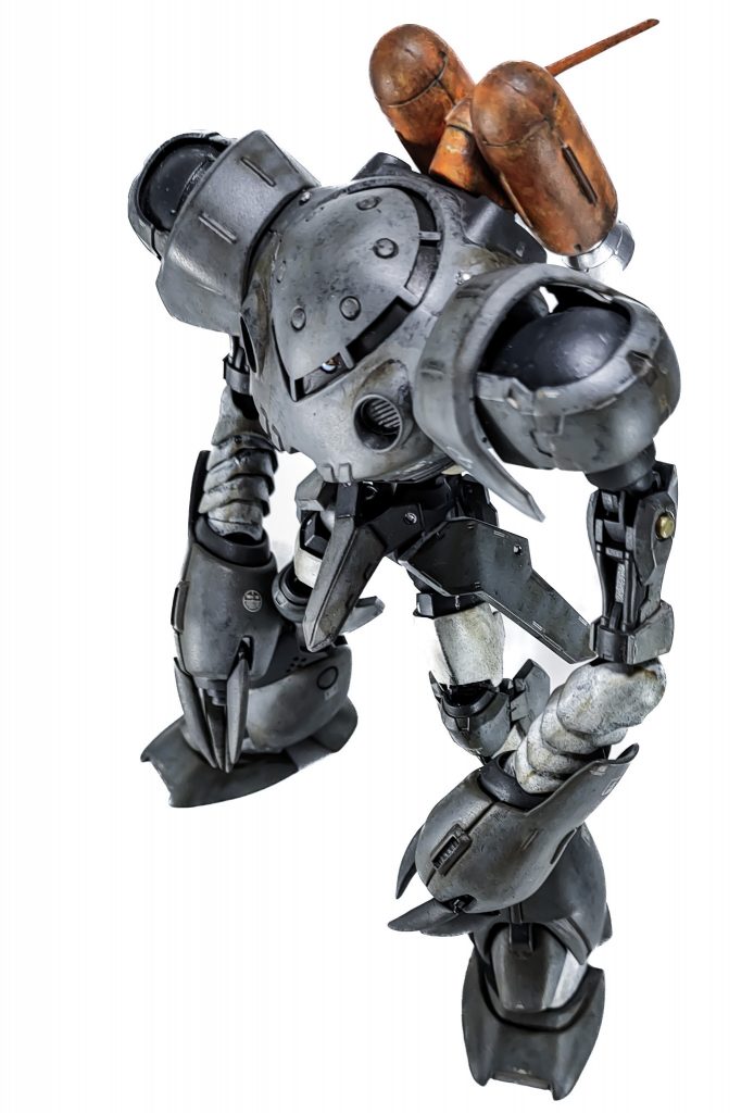 塗装はいつも通り水生ホビーカラーの筆塗りです。全体をダークグレーで塗って上からグレー、明灰白色、ホワイト等を重ねています。バックパックは上記4色の上からオレンジを塗っています。使い込んだ感じが出ているでしょうか。