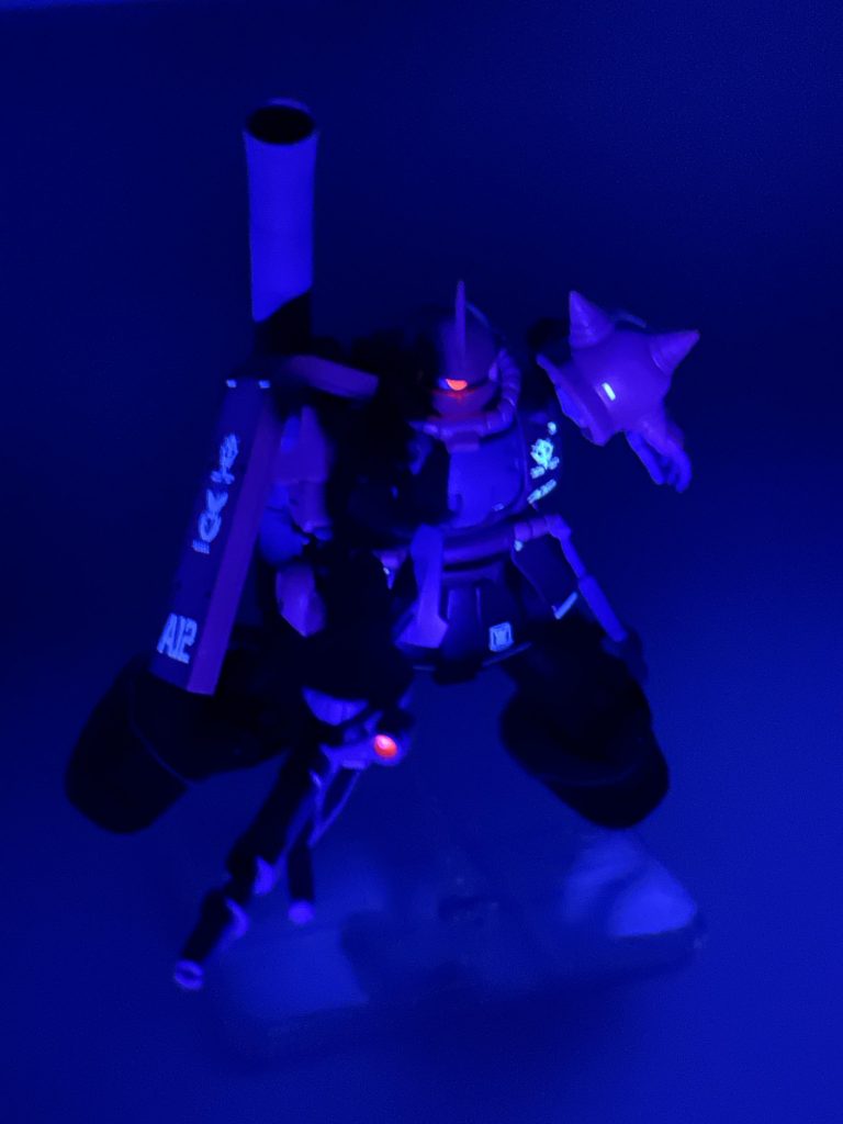 更に、もう少しコントラストをつけると、機体の形を正確に把握することができません。マーキングは白いので、そんな時でも、味方の部下からは、視認できるのだろう、と考えました。後ろから誤爆されたらたまりませんね。