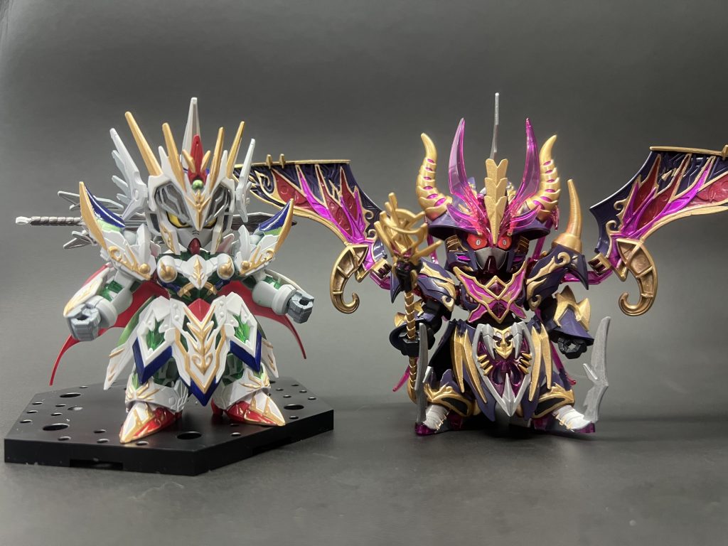 以前塗装したナイトストライクと並べて。この2体はやはり並べて飾ると良いですね♪どちらも筆塗り大変でしたが、完成したらカッコ良いです♪