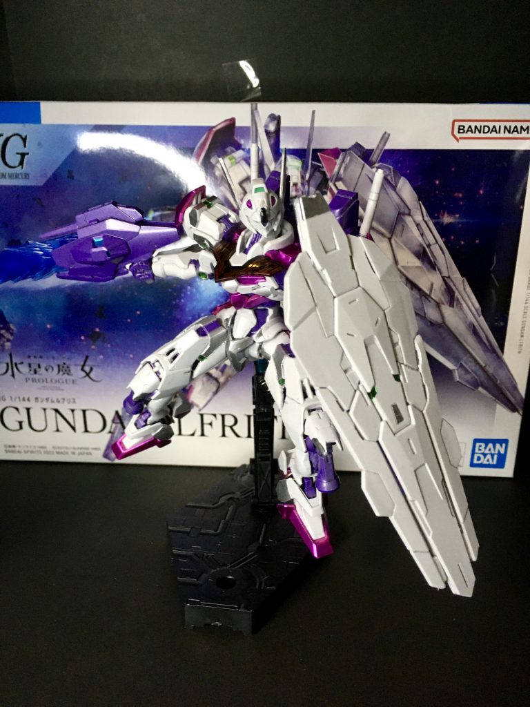 パケ絵とポーズで。流石に新しいので、関節がグイグイ動きます。