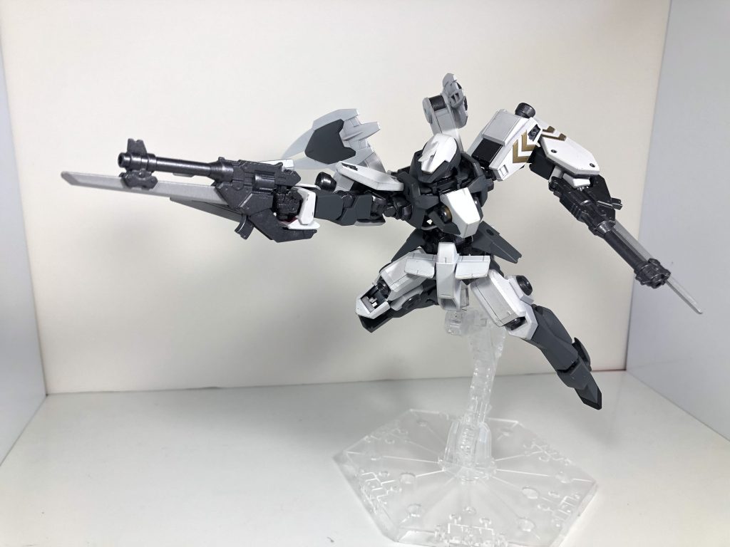 ハンドガンは特に手は加えずそのままでガンメタルとブレードのパーツをメッキシルバーで塗装してあります二丁拳銃…いいですよね