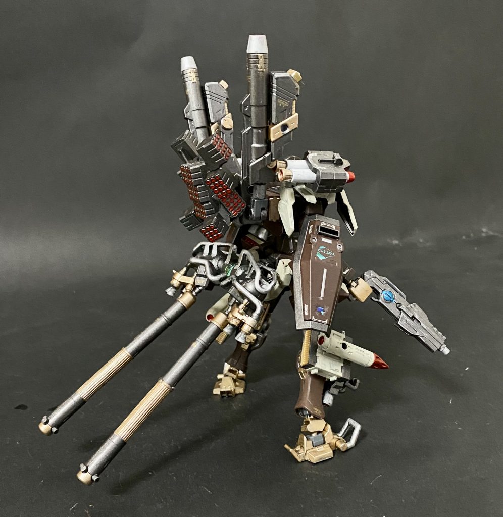 後方にも対策として小型ミサイル搭載ポッドが睨みを効かせてます。(ちなみにEVAフレームオプション2を切り刻んでミキシングしました。)