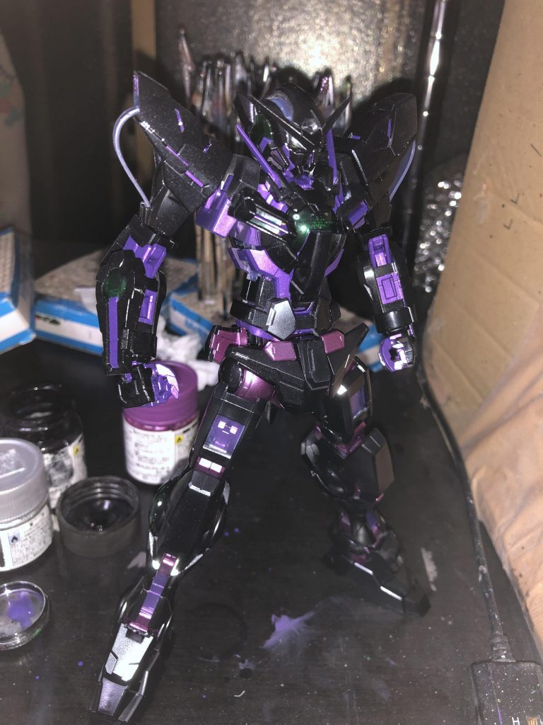 製作途中も何も色変えただけなので紫の色味を変える前の写真と使った塗料の説明でも。 後ろにチラッと写ってますがミスターカラーのステンレスシルバー2の上からクリアブラックを吹いて黒は塗りました。紫はメタリックパープルですね。メタリックパープルとメタリックバイオレットがあるんですけどまぁ色味全然違うんで間違って買うとめんどくさい事になるんですよね…クリアーはスーパークリアーIIIを使ってます。