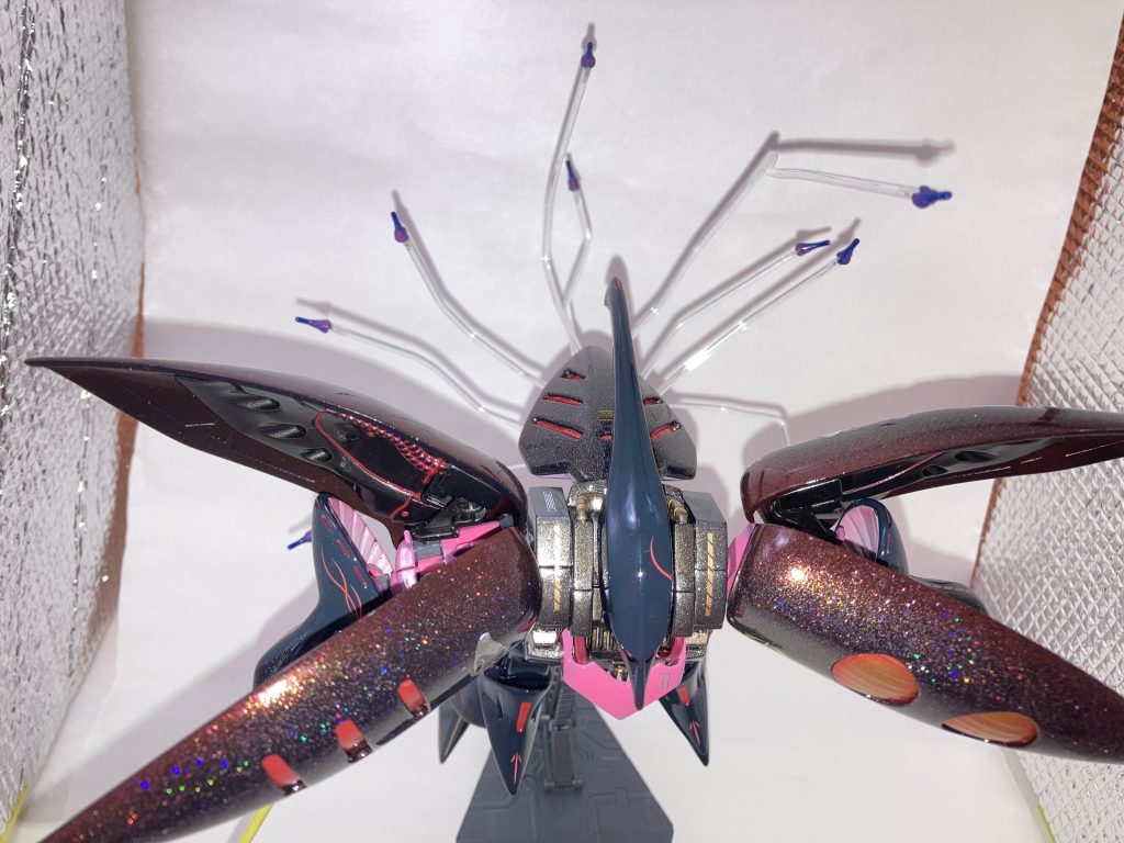 ファンネルはタミヤのアクリル丸棒でつなげてます。時間が経つとすこーしずつ戻っていくので飾っているとファンネルが全部上向きに飛んで行ってます。