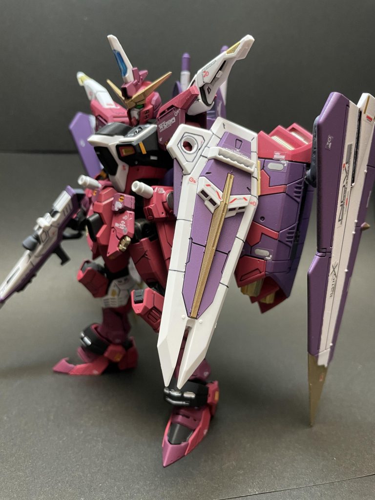 ファトゥム00を装備重すぎて自立は困難ですが、翼が支えになってなんとか立てます