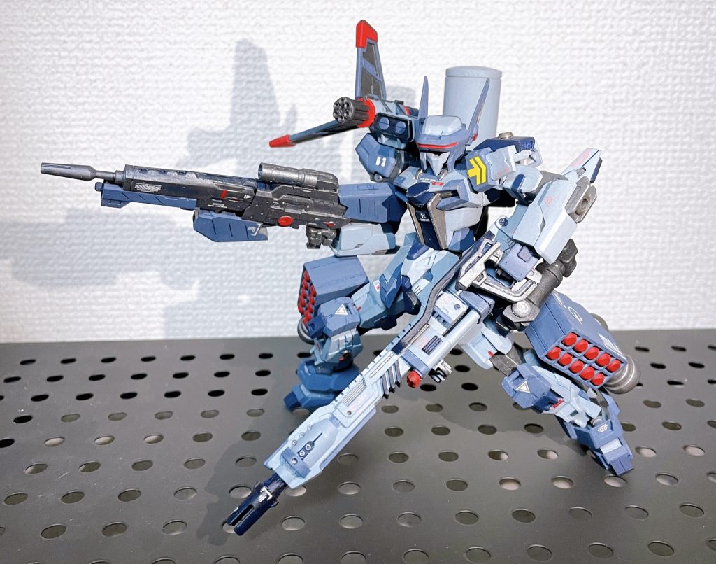 ランチャーストライカーパック装備基本装備はランチャーストライクに準じます。ストライカーパック側のエネルギー容量を強化することでランチャーの出力、発射可能数を向上させています。ミサイルランチャーも20機増設し面制圧にも長けています。一方で装備重量が大幅に増えているため、脚部に追加のブースターを装備していますが飛行はできません。メインカメラをバイザー型に換装しカメラ倍率の高いものにしています。その分視野が狭くなるため頭部にアンテナを増設しています。