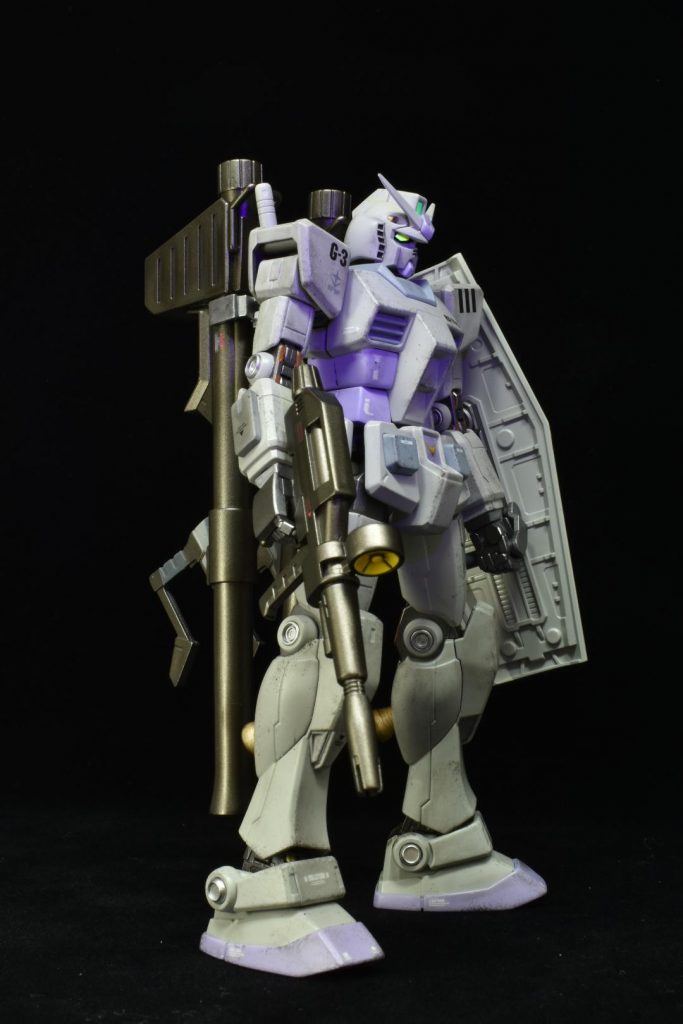 側面関節部などにはマグネットコーティングが施されたイメージでマルイチ部分を変えたり、メタリックなフィニッシュシートを貼り付けたりしています。RGの方のG-3ガンダムを参考にしています。