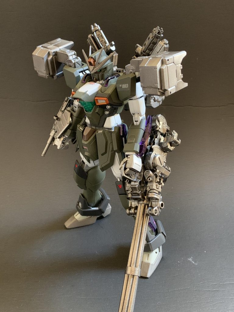 長々と設定を考えてみたものの、コンセプトは単純に「レオパルドっぽいガンダムX」です。前回作った空戦装備試作型と同様にカラーレシピとしては黒サフ→シルバーで全体塗装後、緑：陸上自衛隊色白：MSホワイトグレー：黒鉄色orメタリックグレイ赤：マホガニーオレンジ：メタリックオレンジで塗装しています。