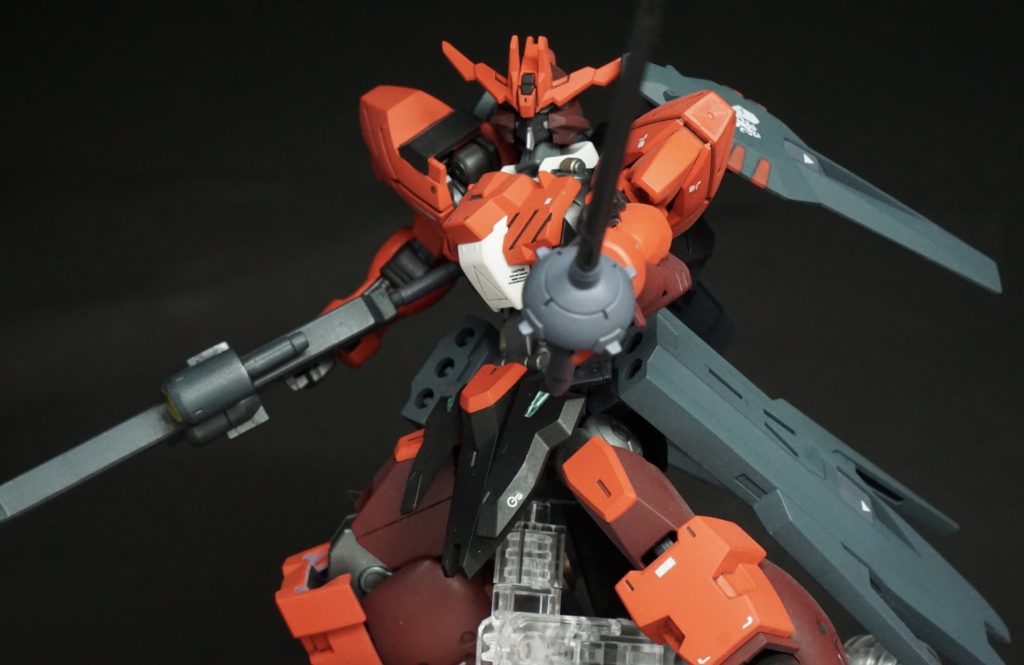 カッコいいんですが、背中と腰のバインダーが干渉するんでポーズがつけづらいです。せめてアーム接続なら逃したりできるんですが…。ハンドガンはスカートに収納する上手い改修方法が思いつかなかったので、収納状態で固定です。