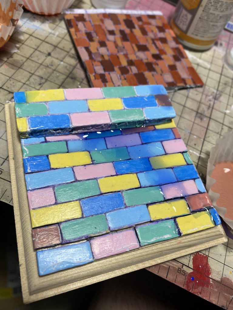 レンガ道二号。Twitterでアドバイスをもらいながらレジンを垂らしたりしてみましたがただ青い汁を垂らすだけでは水溜りにはならないんですね...